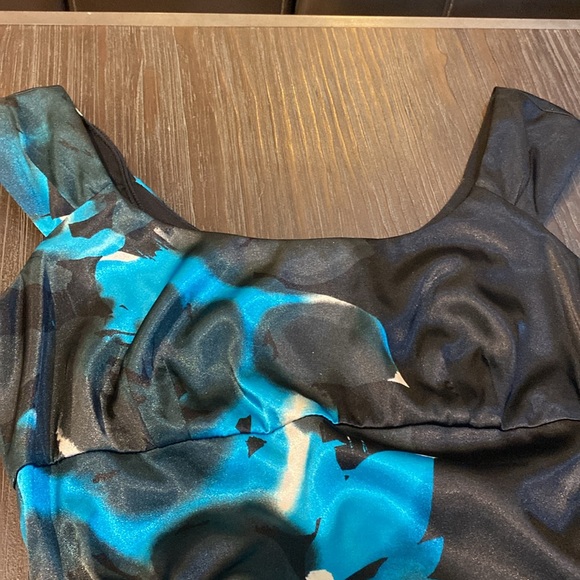 Jessica ladies dress in size 6 petite. Black with floral detailing. - Picture 4 of 7